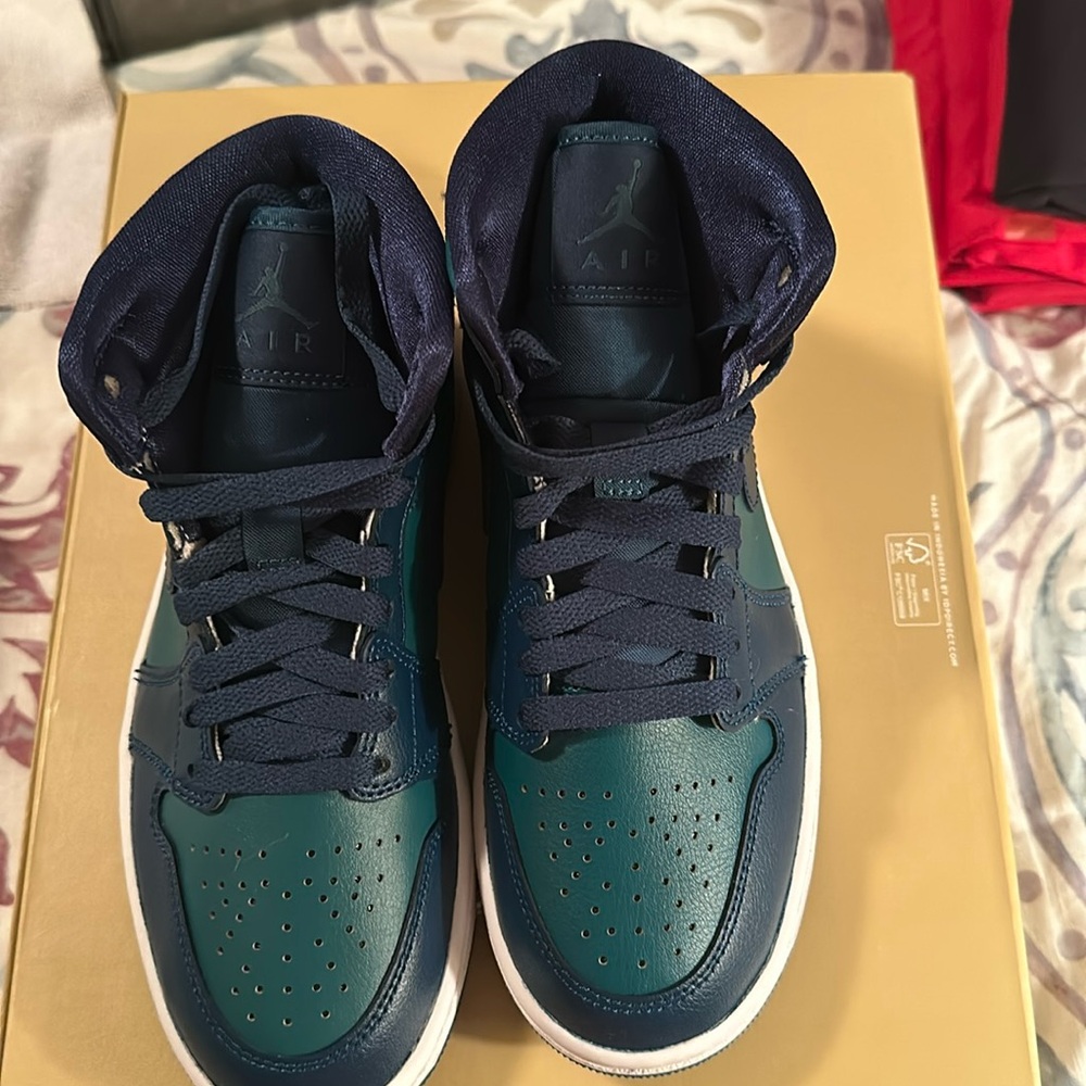 Air Jordan 1 Mid size 6 - new